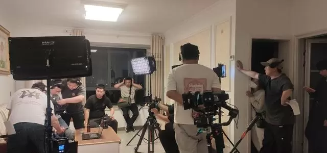 短剧《李泰的爱情》郑州杀青，杨连杰自编自导聚焦都市情感真实切口 资讯配图