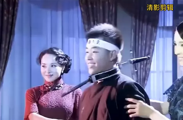 《烽火魔术师》片段中女子以长剑穿喉术刺杀日军大佐 资讯配图